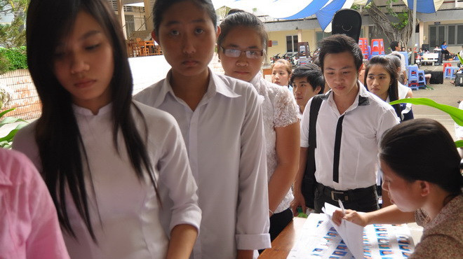 Thí sinh dự thi vào ngành sư phạm âm nhạc, sư phạm mỹ thuật tại Trường CĐ Sư phạm mẫu giáo trung ương TP.HCM (Q.5, TP.HCM) bước vào phần thi năng khiếu - Ảnh: Hà Bình (Tuổi Trẻ)