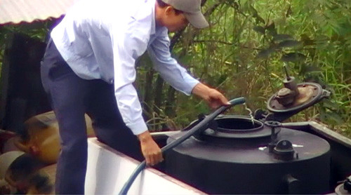 Bơm chất lỏng vào bồn xăng. Bơm chất lỏng vào bồn xăng