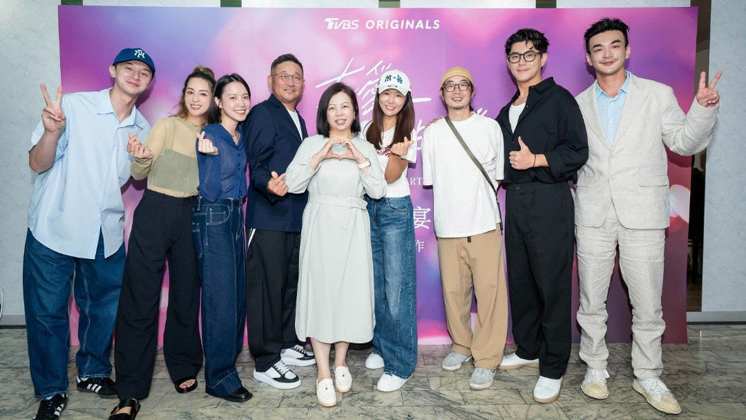 Lâm Tâm Như cùng đoàn phim Let’s Talk In Bed. Lý Trình Bân mặc đồ đen còn Trình Dữ Hy mặc áo sơ mi xanh.