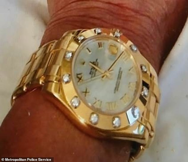 Chiếc đồng hồ Rolex bị mất của nữ đạo diễn. Chiếc đồng hồ Rolex bị mất của nữ đạo diễn.