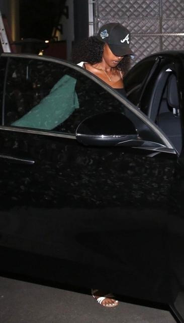 Zahara mặc trang phục giản dị, né tránh ống kính máy ảnh bằng chiếc mũ lưỡi trai che nửa khuôn mặt. Ảnh: BackGrid.