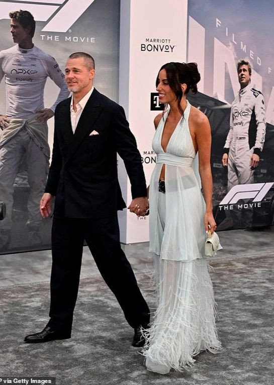 Tại buổi ra mắt F1 ở Mexico City (Mexico) vào ngày 9/6, Brad Pitt ám chỉ đã buông bỏ quá khứ khi trả lời phỏng vấn Entertainment Tonight. Anh nói: “Bất kể lỗi lầm là gì, bạn chỉ cần học hỏi từ nó và tiếp tục tiến lên. Nó sẽ dẫn đến thành công tiếp theo. Khi bạn đến tuổi của tôi, bạn sẽ nhận ra tầm quan trọng của việc ở bên những người bạn yêu thương và những người cũng yêu thương bạn. Bạn bè, gia đình và thế là hết. Từ đó, chúng ta có thể bắt tay vào làm mọi thứ. Tôi nghĩ đó là phương trình khá đơn giản”. Ảnh: Getty Images/GC Images.