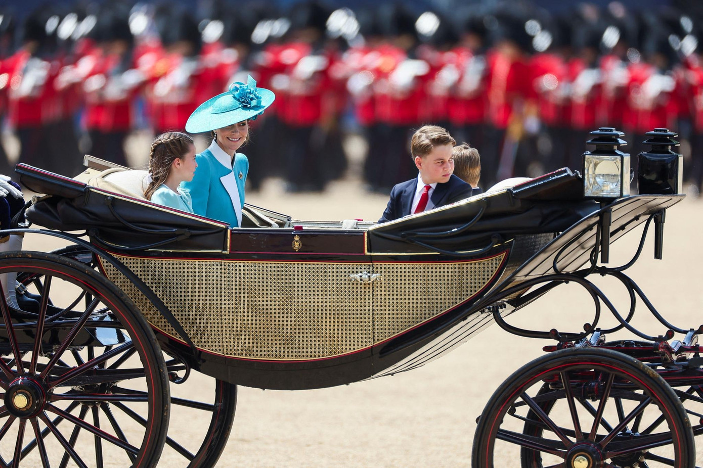 Kate cùng 3 con là Hoàng tử George (11 tuổi), Công chúa Charlotte (10 tuổi) và Hoàng tử Louis (7 tuổi) diễu hành trên xe ngựa. Đây là năm thứ 3 liên tiếp 4 mẹ con tham dự hoạt động này cùng nhau. Ảnh: Reuters.