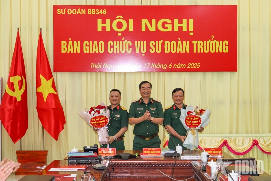 Thiếu tướng Trương Mạnh Dũng, Tư lệnh Quân khu 1 tặng hoa chúc mừng Đại tá Đỗ Văn Toán (ngoài cùng bên trái) và Đại tá Nguyễn Văn Hòa (ngoài cùng bên phải). Ảnh: QĐND.