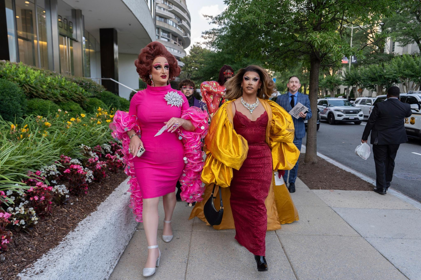 Nhóm drag queen ăn diện nổi bật đến buổi ra mắt nhạc kịch để phản đối ông Trump. Ảnh: AP.