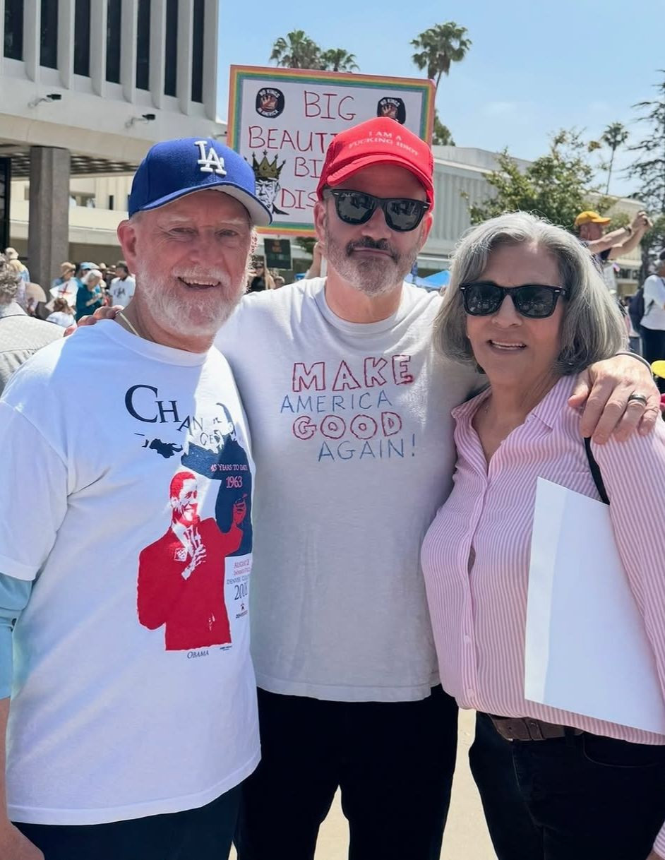 Jimmy Kimmel, Kerry Washington, Kathy Griffin... chia sẻ ảnh tham gia biểu tình. Ảnh: IG. Jimmy Kimmel, Kerry Washington, Kathy Griffin... chia sẻ ảnh tham gia biểu tình. Ảnh: IG.