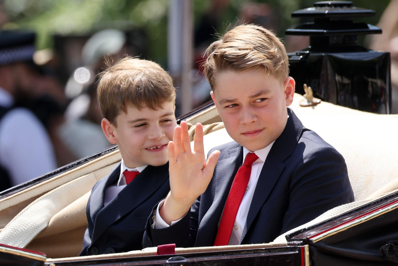 Công chúa Charlotte cũng mặc váy màu xanh giống mẹ, với kiểu tóc tết nửa buộc, nửa thả. Cô bé mang theo chiếc trâm cài hình móng ngựa bằng kim cương do cố Nữ hoàng Elizabeth tặng. Hoàng tử George và Louis diện Âu phục kiểu cổ điển với cà vạt màu đỏ. Ảnh: Getty Images.