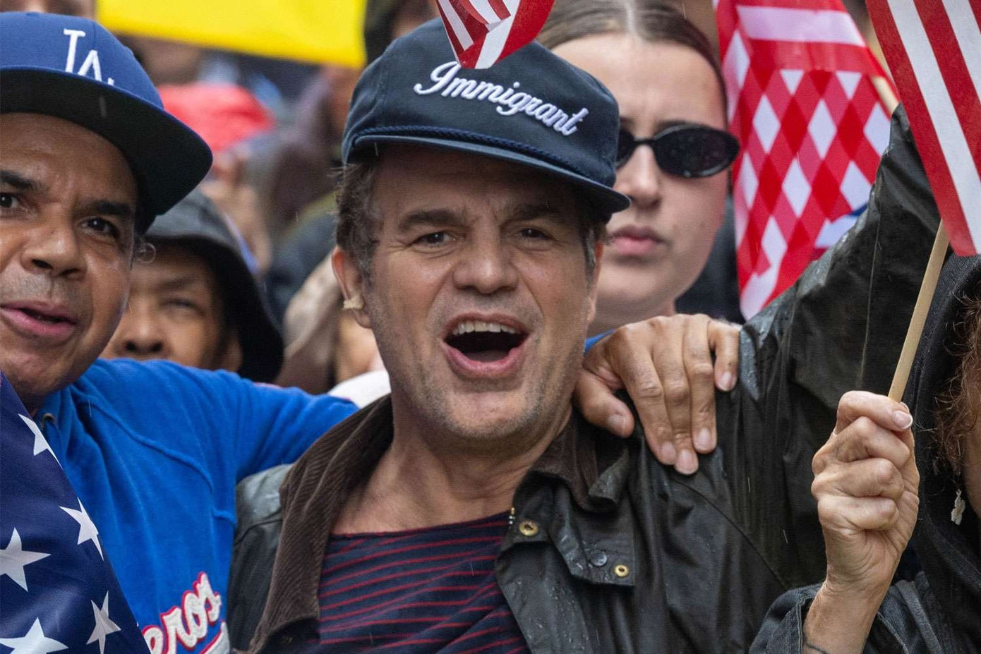 Mark Ruffalo tại cuộc biểu tình No Kings phản đối ông Donald Trump trong vai trò Tổng thống Mỹ tại New York vào ngày 14/6. Ảnh: Getty Images. Mark Ruffalo tại cuộc biểu tình No Kings phản đối ông Donald Trump trong vai trò Tổng thống Mỹ tại New York vào ngày 14/6. Ảnh: Getty Images.