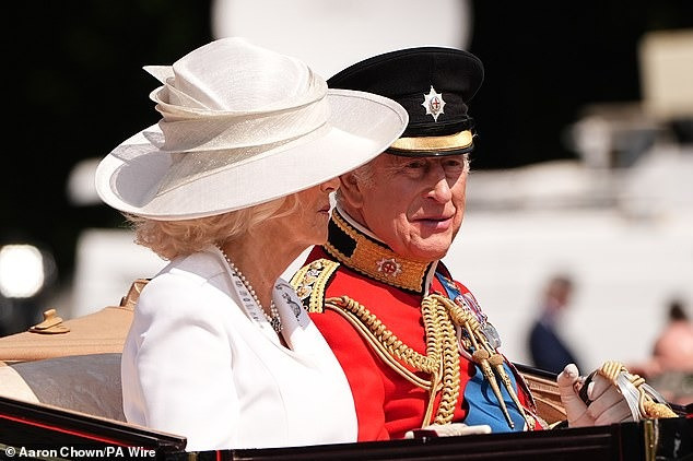 Vua Charles và Hoàng hậu Camilla cũng di chuyển bằng xe ngựa. Ảnh: PA/Getty Images.