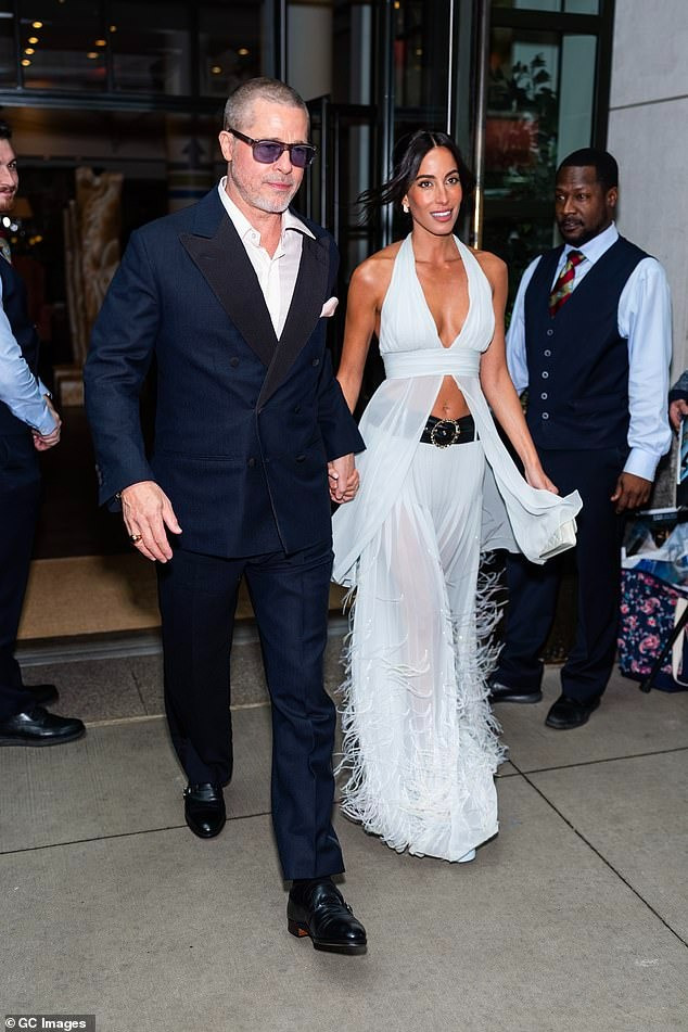 Brad Pitt trông lịch lãm trong bộ vest xanh navy được may đo khéo léo. Kính râm và giày da bóng lộn càng làm tăng vẻ nam tính và quyến rũ của một trong những người đàn ông được khao khát nhất thế giới. Nếu chỉ nhìn ảnh, khó có thể tin anh đã 62 tuổi. Anh không bị chênh lệch tuổi tác quá nhiều khi đứng cạnh bạn gái kém 29 tuổi. Ảnh: Getty Images/GC Images.