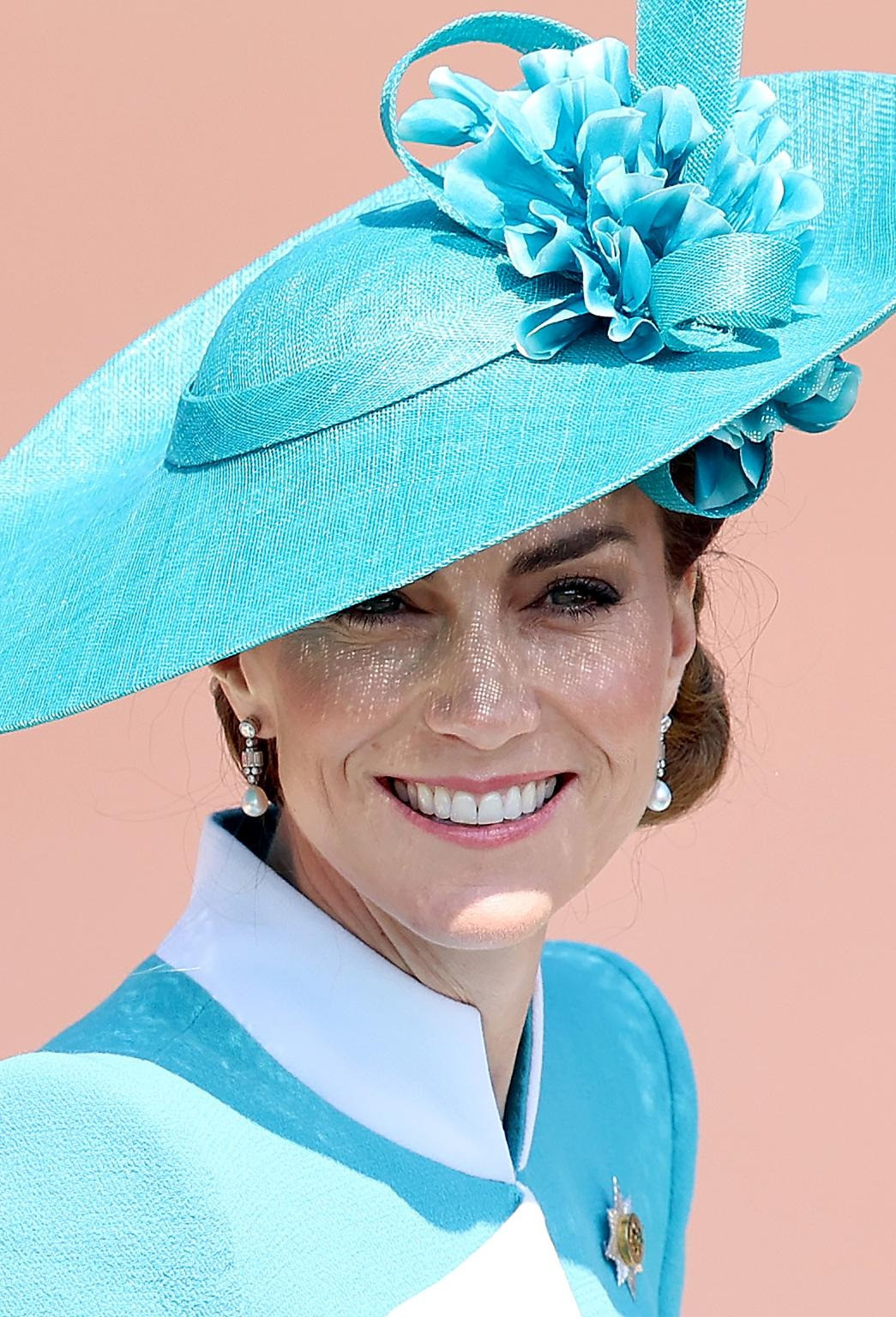 Trở lại sau khi chính thức đẩy lùi được bệnh tật, Công nương Kate tỏa sáng từ diện mạo đến thần thái. Những khoảnh khắc đẹp về cô tại sự kiện xuất hiện khắp các mặt báo trên toàn cầu. Cư dân mạng dành cho người đẹp sinh năm 1982 nhiều lời khen &quot;có cánh&quot;: &quot;Hoàn hảo như mọi khi. Sánh ngang với các biểu tượng phong cách như Audrey Hepburn và Dorothy Dandridge. Tuyệt vời!&quot;, &quot;Công nương Kate có thể trở thành siêu mẫu nếu không làm dâu hoàng gia&quot;, &quot;Quý cô thanh lịch&quot;, &quot;Đúng lúc bạn nghĩ Vương phi xứ Wales không thể đẹp hơn được nữa, cô ấy lại tự vượt qua chính mình. Cô ấy trông thật tuyệt vời! Màu sắc hoàn hảo trên người cô ấy&quot;... Ảnh: Getty Images.