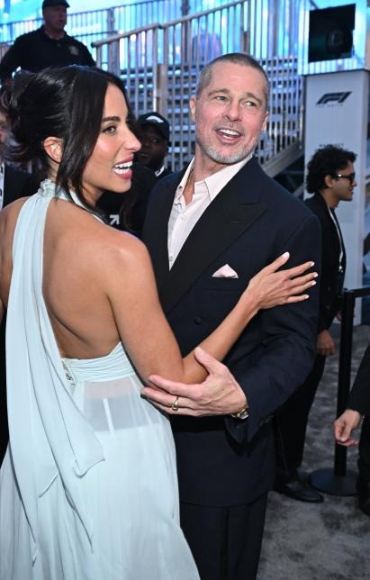 Đôi tình nhân dính nhau không rời trên thảm đỏ. Họ liên tục thể hiện tình cảm qua các cử chỉ nhỏ như nắm tay, ôm eo... Hai người bắt đầu hẹn hò từ năm 2022. Theo nhiều nguồn tin, tình cảm giữa họ ngày càng gắn bó. Một người trong cuộc cho hay Ines chính là động lực giúp Brad chấm dứt cuộc chiến ly hôn dài 8 năm với Angelina Jolie. &quot;Anh ấy chịu ảnh hưởng từ Ines nên cuối cùng chọn ổn định cuộc sống&quot;, nguồn tin của Page Six nói. Ảnh: Shutterstock/Getty Images.