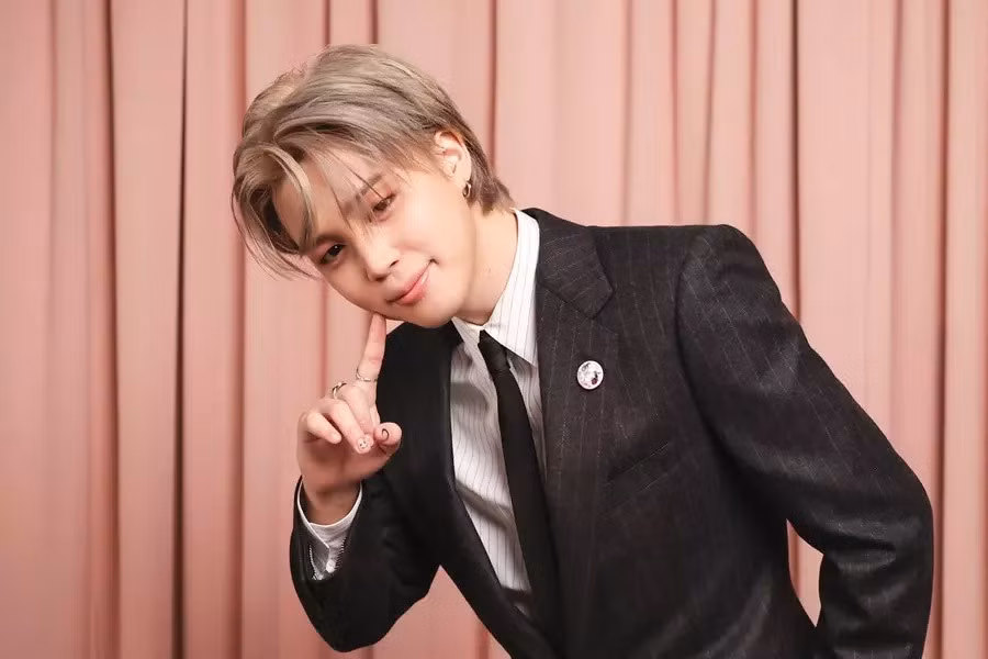 Fan Jimin cho rằng thành tích của Rosé không xứng đáng vì có Bruno Mars hỗ trợ.
