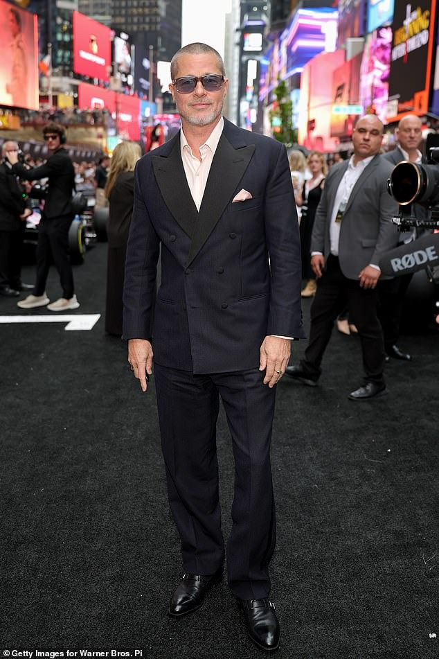 Brad Pitt trông lịch lãm trong bộ vest xanh navy được may đo khéo léo. Kính râm và giày da bóng lộn càng làm tăng vẻ nam tính và quyến rũ của một trong những người đàn ông được khao khát nhất thế giới. Nếu chỉ nhìn ảnh, khó có thể tin anh đã 62 tuổi. Anh không bị chênh lệch tuổi tác quá nhiều khi đứng cạnh bạn gái kém 29 tuổi. Ảnh: Getty Images/GC Images.