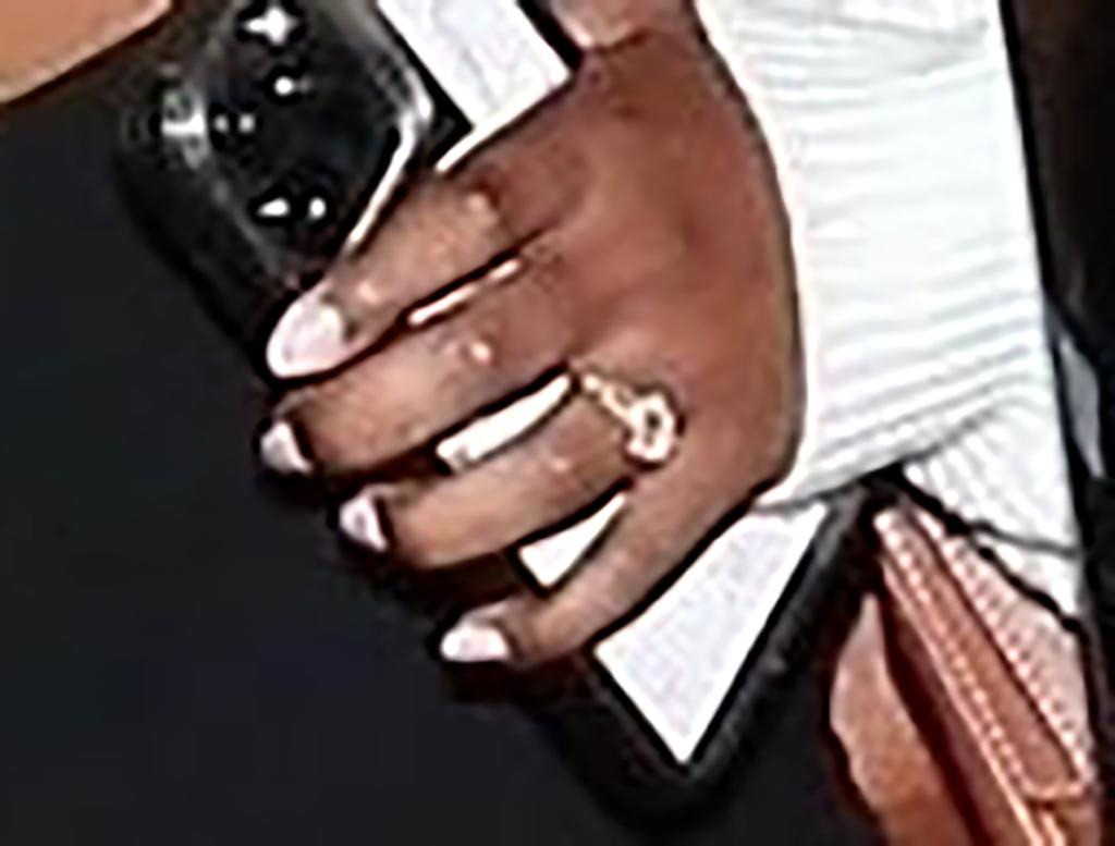 Cô đeo nhẫn kim cương ở ngón áp út tay trái, nghi đã đính hôn hoặc kết hôn. Ảnh: BackGrid.