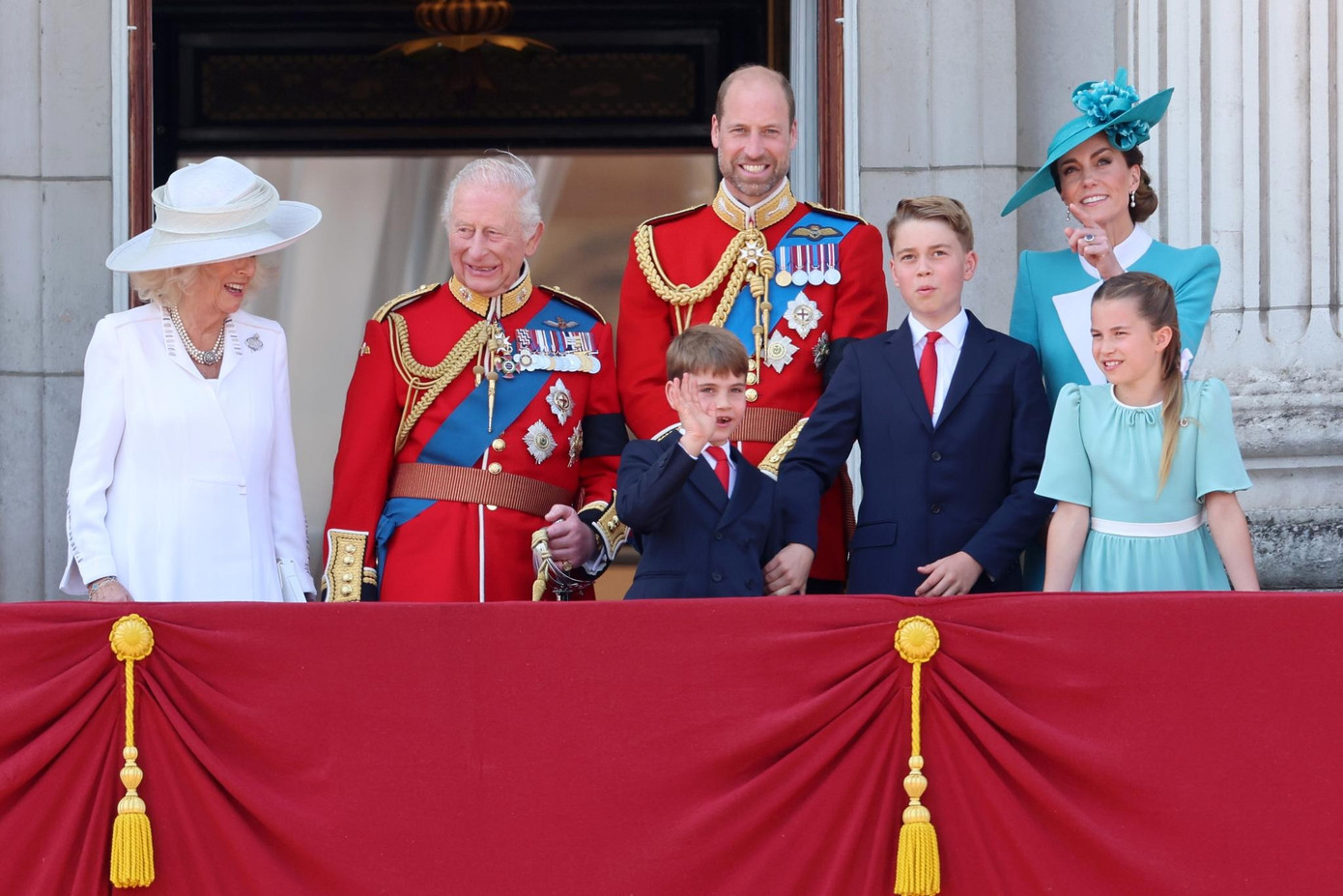 Sự kiện được tổ chức hoành tráng và xa hoa. Điều đó tượng trưng cho sự kiên cường và ổn định của Vương quốc Anh, đồng thời gửi đi thông điệp về sự bền bỉ, đoàn kết gia đình và nghĩa vụ không lay chuyển của hoàng gia đối với công chúng Anh. Ảnh: Getty Images.