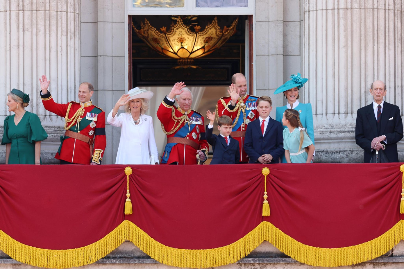 Cuộc diễu hành kỷ niệm sinh nhật lần thứ 77 của Vua Charles Trooping the Color (nghi thức truyền thống dành riêng cho Quốc vương Anh) diễn ra ở London vào sáng 14/6 (giờ địa phương). Tất cả thành viên cấp cao của gia đình Hoàng gia Anh cùng xuất hiện trên ban công Cung điện Buckingham để chào đón sự kiện quan trọng thường niên này. Ảnh: Reuters.