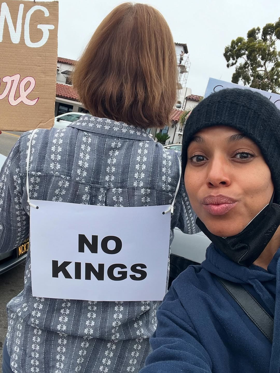 Jimmy Kimmel, Kerry Washington, Kathy Griffin... chia sẻ ảnh tham gia biểu tình. Ảnh: IG. Jimmy Kimmel, Kerry Washington, Kathy Griffin... chia sẻ ảnh tham gia biểu tình. Ảnh: IG.