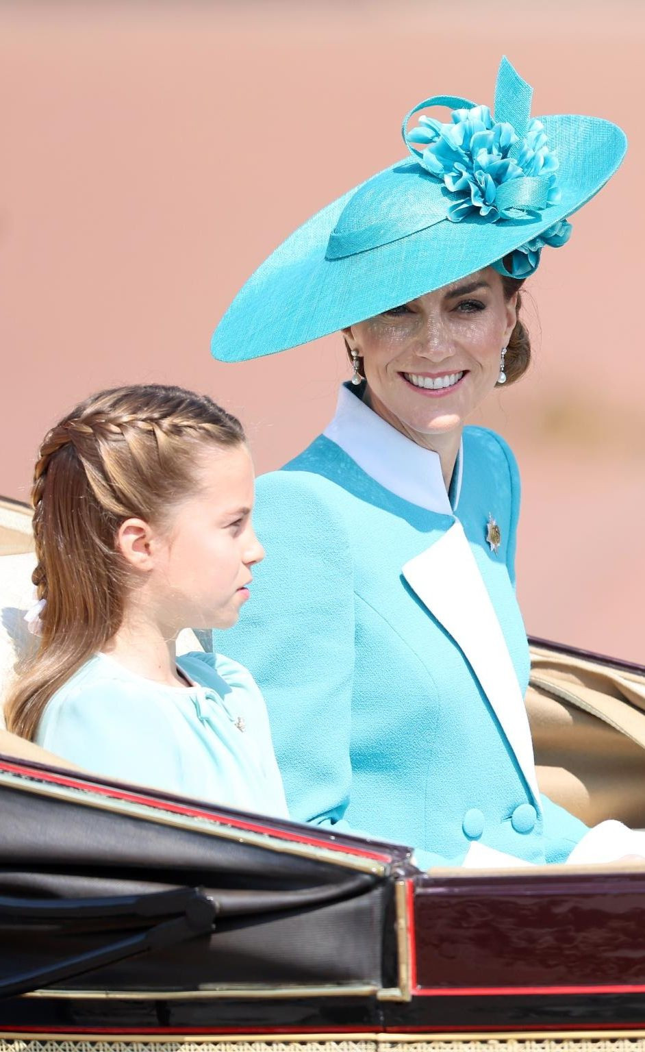 Công nương Kate tại Trooping the Colour (trái) và Order of the Garter. Ảnh: Getty Images. Công nương Kate tại Trooping the Colour (trái) và Order of the Garter. Ảnh: Getty Images.