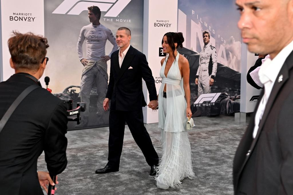 Tối 16/6 (giờ địa phương), Brad Pitt tay trong tay bạn gái kém 29 tuổi, Ines de Ramon, xuất hiện trên thảm đỏ buổi ra mắt phim F1 tại Quảng trường Thời đại ở thành phố New York, Mỹ. Ảnh: Getty Images.