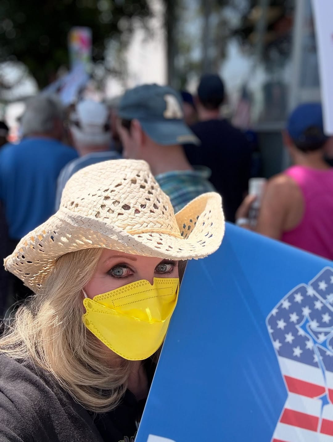 Jimmy Kimmel, Kerry Washington, Kathy Griffin... chia sẻ ảnh tham gia biểu tình. Ảnh: IG. Jimmy Kimmel, Kerry Washington, Kathy Griffin... chia sẻ ảnh tham gia biểu tình. Ảnh: IG.