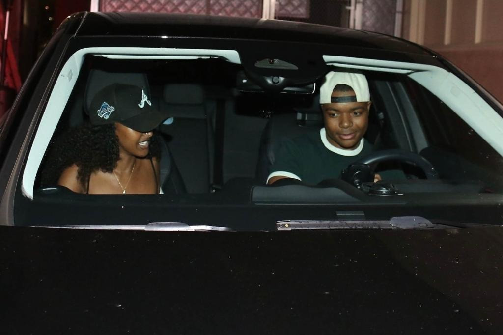 Zahara trông vui vẻ, nhưng cũng có chút ngại ngùng khi bị cánh săn ảnh phát hiện. Ảnh: BackGrid.