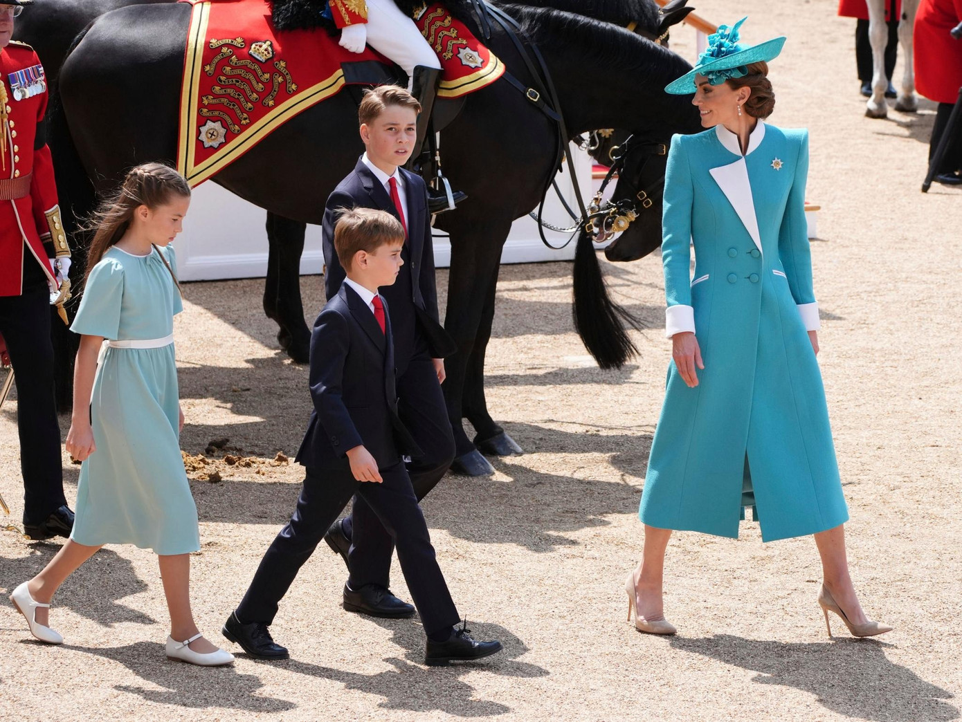 Bên cạnh Vua Charles, Công nương Kate là một trong những thành viên hoàng gia nhận được nhiều sự chú ý nhất tại cuộc diễu hành. Cô nổi bật trong chiếc váy dài màu xanh ngọc bích với ve áo màu ngà của Catherine Walker. Vẻ ngoài thanh lịch được hoàn thiện với chiếc mũ rộng vành của Juliette Botterill và đôi hoa tai Bahrain Pearl Drop của cố Nữ hoàng Elizabeth.