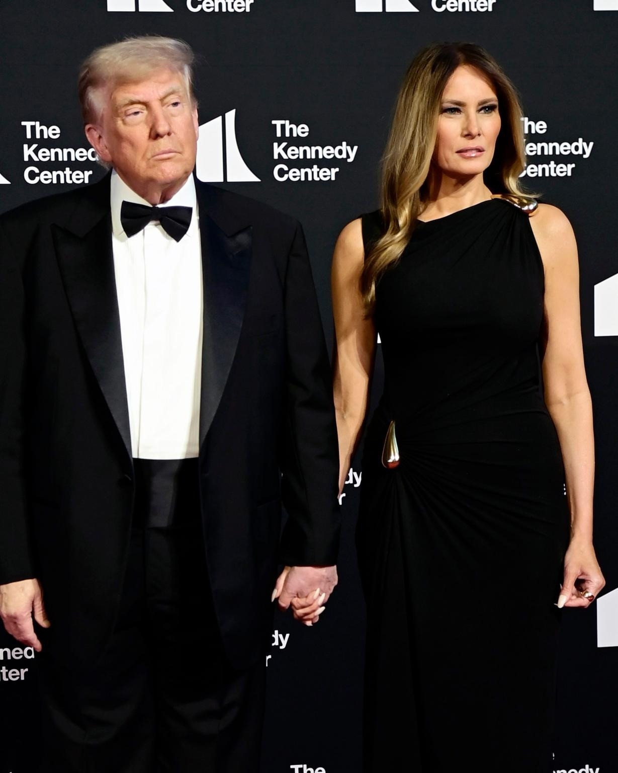 Ông Trump không quan tâm việc bị tẩy chay, thể hiện tình cảm gắn bó với bà Melania trên thảm đỏ. Ảnh: Getty Images.