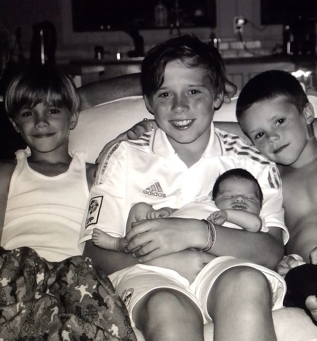 Sir David hồi tưởng kỷ niệm cũ bên các con trong Ngày của Cha. Ảnh: IG. Sir David hồi tưởng kỷ niệm cũ bên các con trong Ngày của Cha. Ảnh: IG.