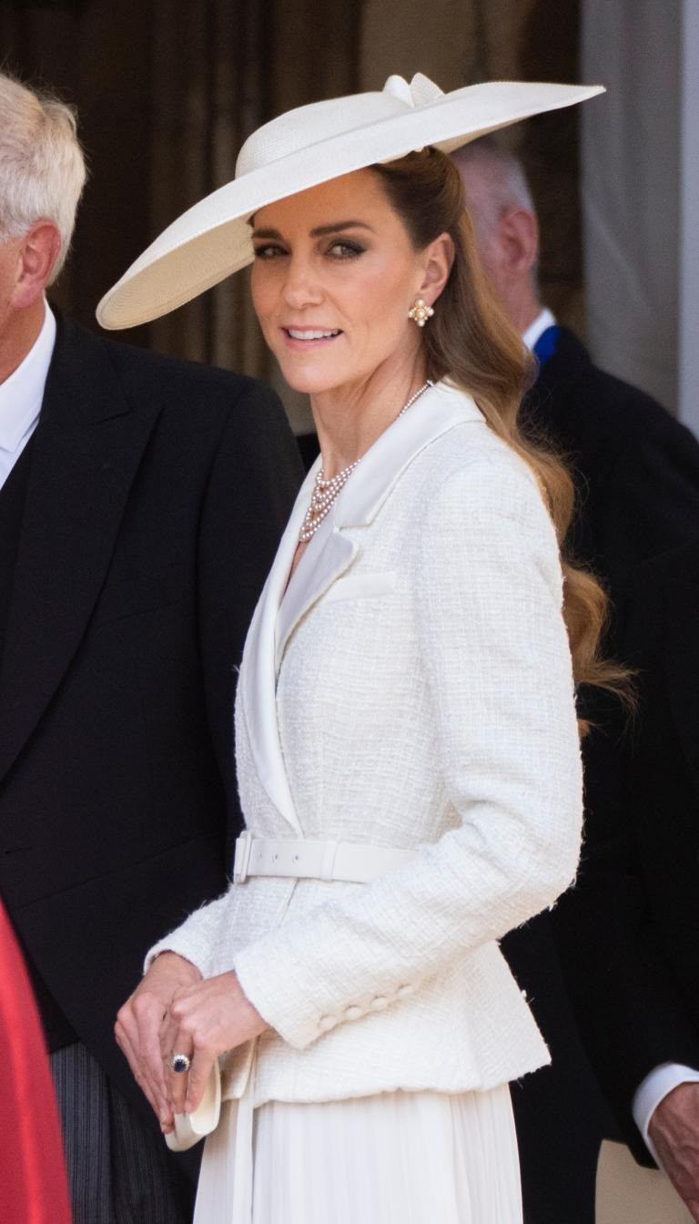 Công nương Kate tại Trooping the Colour (trái) và Order of the Garter. Ảnh: Getty Images. Công nương Kate tại Trooping the Colour (trái) và Order of the Garter. Ảnh: Getty Images.
