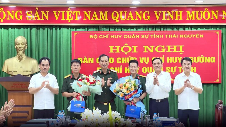 Lãnh đạo tỉnh Thái Nguyên và lãnh đạo Quân khu 1 chúc mừng Đại tá Trần Ngọc Tiến và Đại tá Ngô Tuấn Anh. Ảnh: Báo Bắc Kạn. Lãnh đạo tỉnh Thái Nguyên và lãnh đạo Quân khu 1 chúc mừng Đại tá Trần Ngọc Tiến và Đại tá Ngô Tuấn Anh. Ảnh: Báo Bắc Kạn.