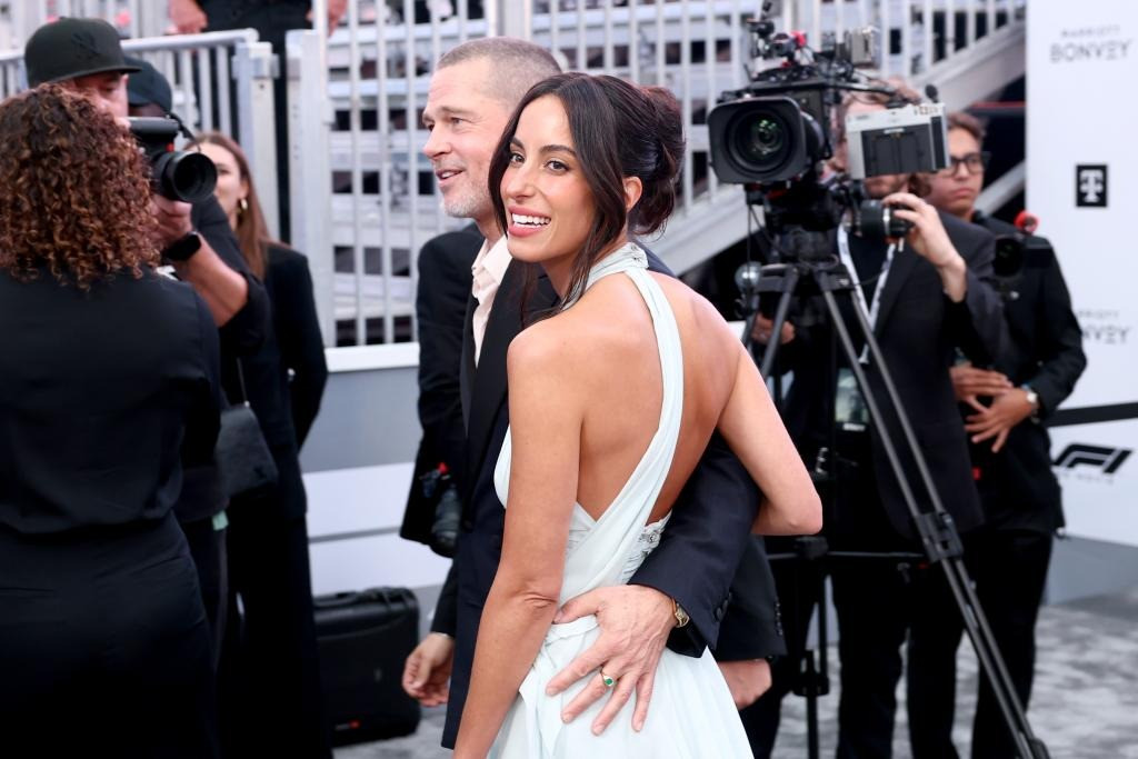 Theo nguồn tin khác, Ines là người có ảnh hưởng tích cực đến Brad. Cô được đánh giá là người có góc nhìn tốt về mọi thứ. Cô giúp cuộc sống của Brad đi đúng hướng sau thời gian chìm sâu trong mâu thuẫn với vợ cũ và các con. Ảnh: AP/WireImage.