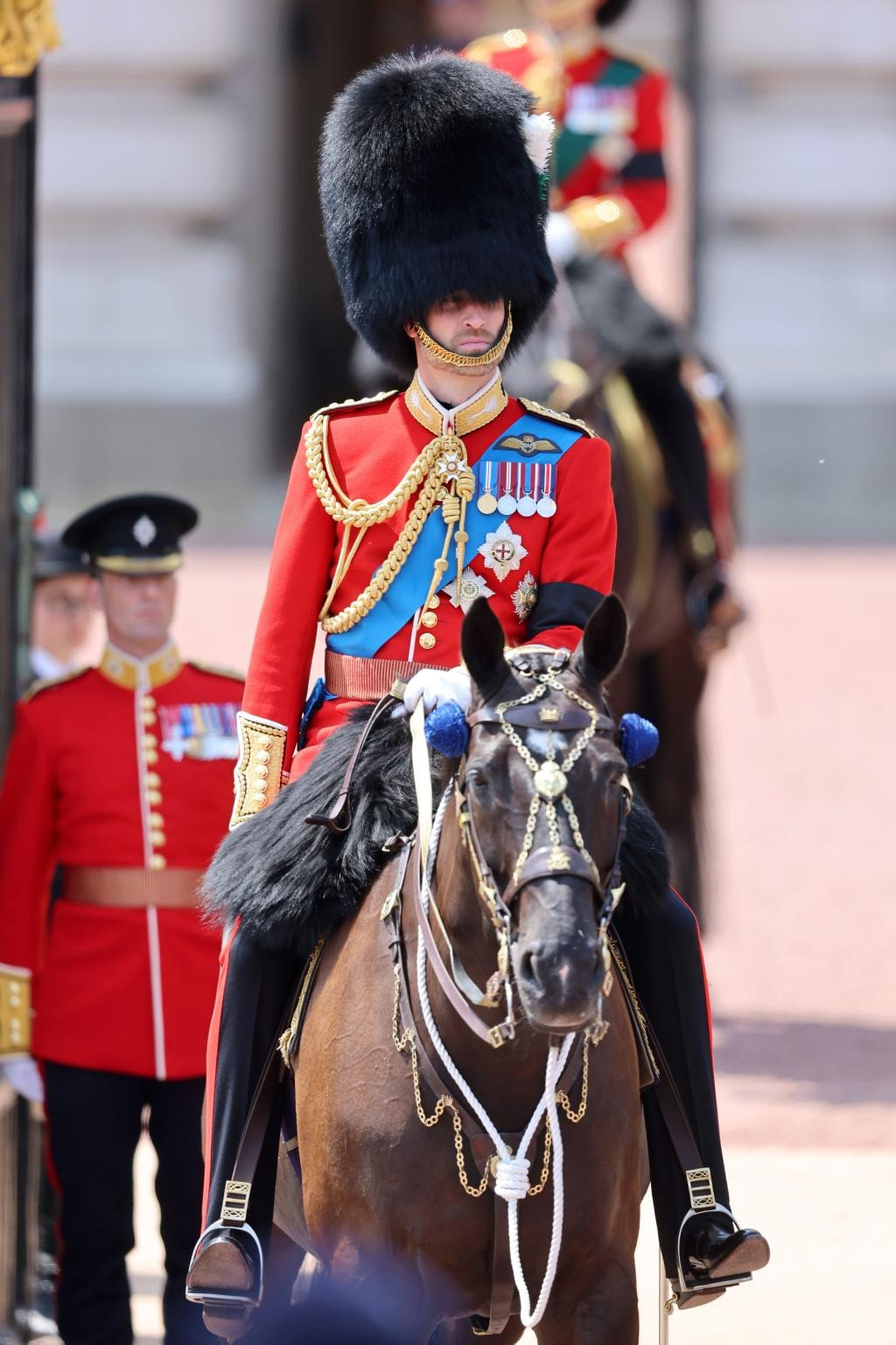 Hoàng tử William và Công chúa Anne toát ra sự uy nghiêm khi khoác lên mình lễ phục quân đội và cưỡi ngựa diễu hành. Kể từ khi cố nữ hoàng qua đời vào năm 2022, Hoàng tử Harry và Meghan Markle không còn được mời dự Trooping the Color nữa. Ảnh: Getty Images.