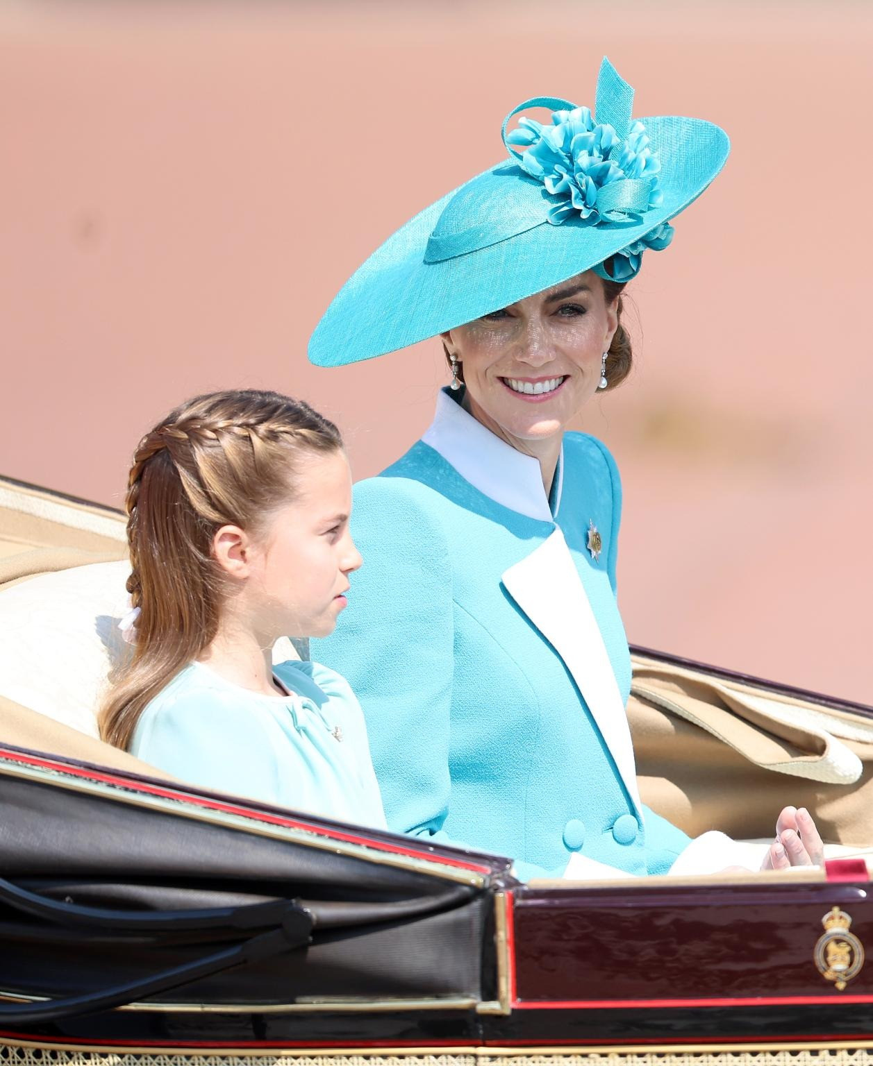 Trở lại sau khi chính thức đẩy lùi được bệnh tật, Công nương Kate tỏa sáng từ diện mạo đến thần thái. Những khoảnh khắc đẹp về cô tại sự kiện xuất hiện khắp các mặt báo trên toàn cầu. Cư dân mạng dành cho người đẹp sinh năm 1982 nhiều lời khen &quot;có cánh&quot;: &quot;Hoàn hảo như mọi khi. Sánh ngang với các biểu tượng phong cách như Audrey Hepburn và Dorothy Dandridge. Tuyệt vời!&quot;, &quot;Công nương Kate có thể trở thành siêu mẫu nếu không làm dâu hoàng gia&quot;, &quot;Quý cô thanh lịch&quot;, &quot;Đúng lúc bạn nghĩ Vương phi xứ Wales không thể đẹp hơn được nữa, cô ấy lại tự vượt qua chính mình. Cô ấy trông thật tuyệt vời! Màu sắc hoàn hảo trên người cô ấy&quot;... Ảnh: Getty Images.