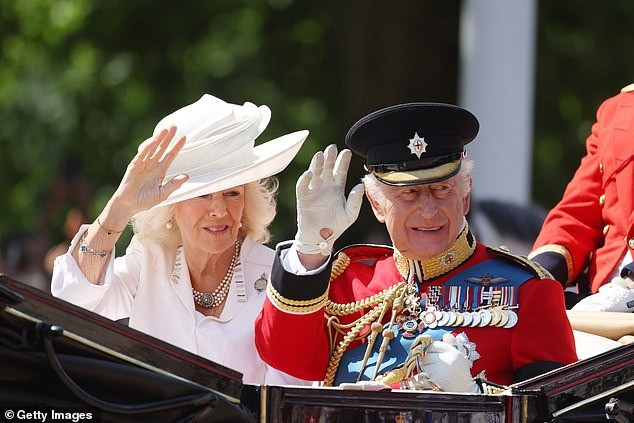 Vua Charles và Hoàng hậu Camilla cũng di chuyển bằng xe ngựa. Ảnh: PA/Getty Images.