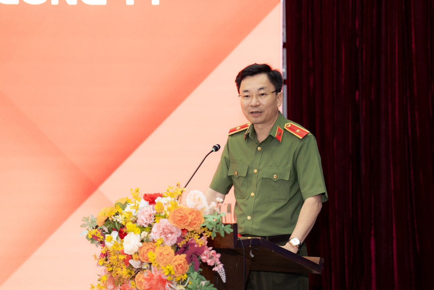 Thiếu tướng Trương Sơn Lâm chia sẻ tại buổi gặp mặt lãnh đạo chủ chốt của Tổng công ty Viễn thông MobiFone. Ảnh: MobiBeat.