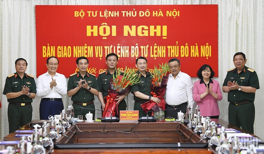 Bộ trưởng Bộ Quốc phòng, Đại tướng Phan Văn Giang và Bí thư Đảng ủy Bộ tư lệnh Thủ đô Hà Nội, đồng chí Bùi Thị Minh Hoài, cùng các đại biểu chúc mừng Trung tướng Nguyễn Quốc Duyệt và Thiếu tướng Đào Văn Nhận. Ảnh: QĐND.