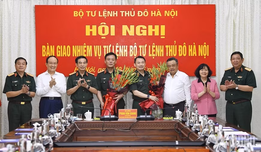 Bộ trưởng Bộ Quốc phòng, Đại tướng Phan Văn Giang và Bí thư Đảng ủy Bộ tư lệnh Thủ đô Hà Nội, đồng chí Bùi Thị Minh Hoài, cùng các đại biểu chúc mừng Trung tướng Nguyễn Quốc Duyệt và Thiếu tướng Đào Văn Nhận. Ảnh: QĐND.