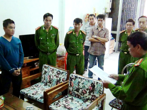 Lực lượng công an đọc lệnh bắt giữ Nguyễn Văn Vinh