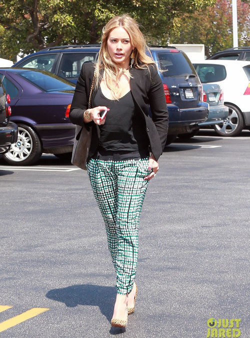 Thời gian gần đây, Hilary Duff có vẻ mê mệt kiểu quần họa tiết. Tuần qua, paparazzi lại bắt gặp 