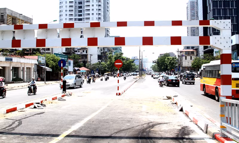 Hai đầu cầu, các dải phân cách được chia rõ ràng