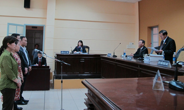 Đại diện nguyên đơn và bị đơn nghe tòa tuyên án - Ảnh: C.Mai (Tuổi Trẻ) 