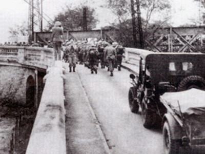 Quân Pháp đi ra, quân ta tiến vào tiếp quản Thủ đô, hình ảnh chụp trên cầu Long Biên 58 năm trước