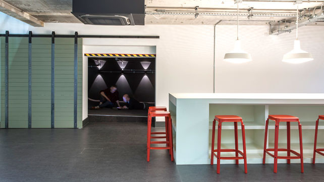 Toàn bộ tòa nhà có bảy tầng