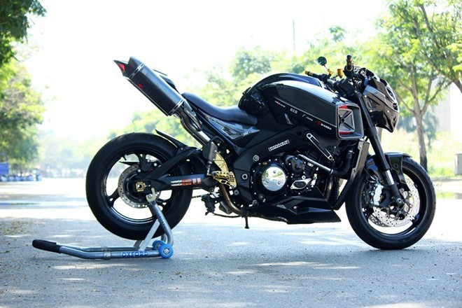 Mẫu xe phân khối lớn Suzuki của một người chơi xe ở Sài Gòn được độ lại dựa trên ý tưởng kết hợp với Yamaha V-Max và phối màu theo phong cách Megatron 