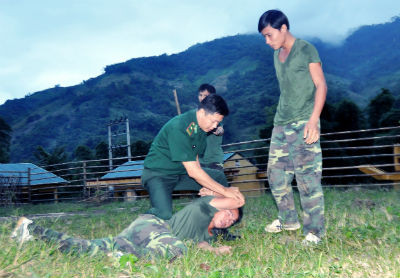 Thiếu tá Lê Tuấn Hải hướng dẫn chiến sĩ kỹ thuật trấn áp tội phạm bằng tay không.