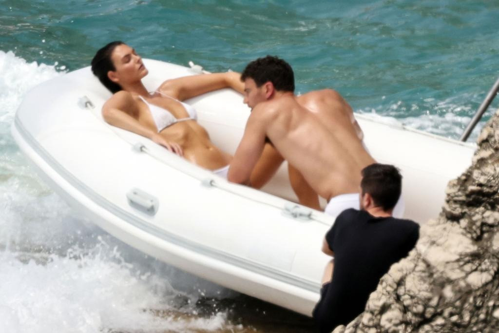 Ceretti có nhiều khoảnh khắc thân mật với Theo James. Ảnh: BackGrid.