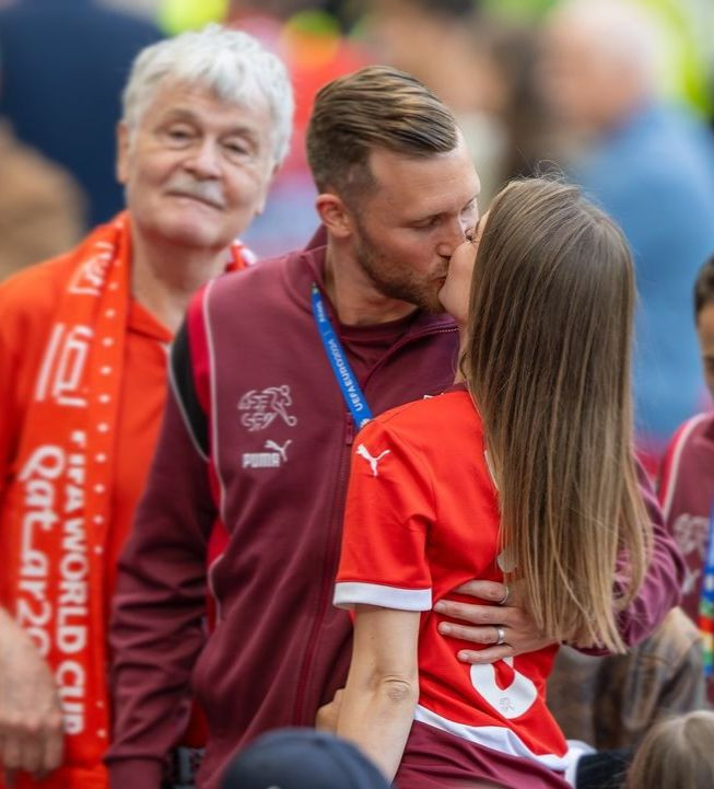 Celine Widmer, vợ hậu vệ phải Silvan Widmer, luôn đồng hành cùng chồng trong các trận đấu tại Euro 2024 và các giải bóng đá khác. Ảnh: IG. Celine Widmer, vợ hậu vệ phải Silvan Widmer, luôn đồng hành cùng chồng trong các trận đấu tại Euro 2024 và các giải bóng đá khác. Ảnh: IG.