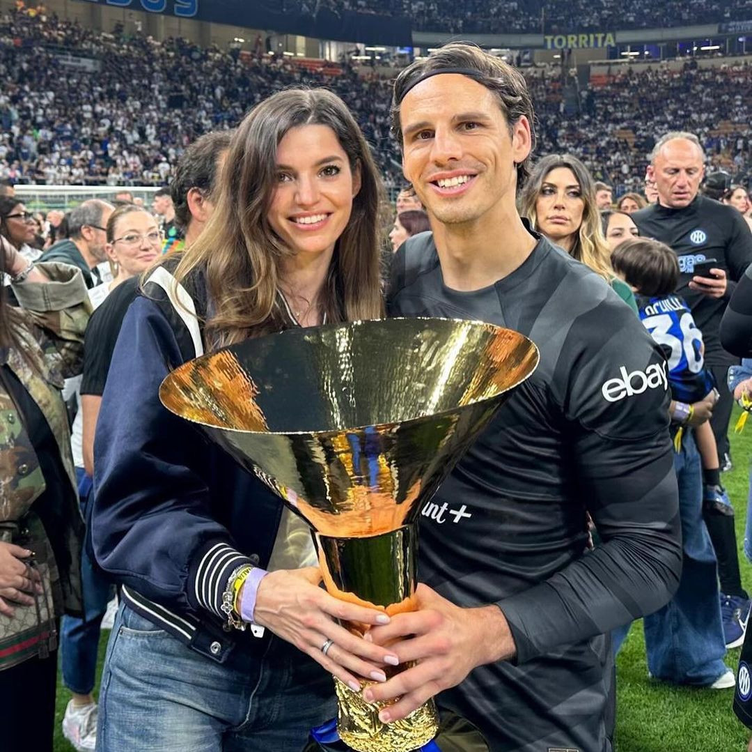 Alina Sommer, vợ của thủ môn Yann Sommer, là một trong những nàng WAGs xinh đẹp đến sân vận động Merkur Spiel-Arena (Dusseldorf, Đức) cổ vũ cho đội tuyển bóng đá quốc gia Thụy Sĩ trong màn quyết đấu với tuyển Anh tại tứ kết Euro 2024. Ảnh: IG. Alina Sommer, vợ của thủ môn Yann Sommer, là một trong những nàng WAGs xinh đẹp đến sân vận động Merkur Spiel-Arena (Dusseldorf, Đức) cổ vũ cho đội tuyển bóng đá quốc gia Thụy Sĩ trong màn quyết đấu với tuyển Anh tại tứ kết Euro 2024. Ảnh: IG.