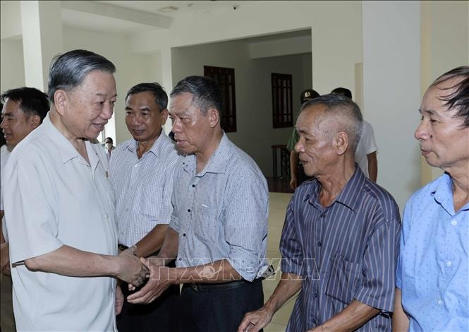 Chủ tịch nước Tô Lâm với các cử tri tỉnh Hưng Yên. Ảnh: Nhan Sáng/TTXVN.